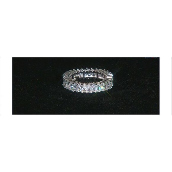 Gorgeous New 5.5 Ct Emerald Cut Sim Diamond Eternity Band Ring Sz 8~925 Sterling - Picture 6 of 6